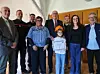 De gauche à droite : le maire de Vitry-sur-Orne, les sapeurs-pompiers et le sous-préfet de Thionville entourent la petite Lise et sa mamie Michèle.