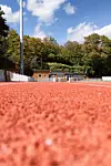 L’anneau de 400 mètres compte six couloirs, contre huit sur la ligne droite du 100 mètres.