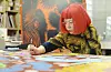 Reconnaissable à sa perruque rouge vif, Yayoi Kusama exprimait par son œuvre exubérante un long combat contre la maladie mentale.