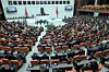 Des parlementaires participent à un vote sur un projet de loi accordant une amnistie limitée aux militants kurdes du PKK, à la Grande Assemblée nationale de Turquie à Ankara.