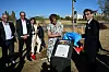 La bourgmestre Simone Asselborn-Bintz et l’ambassadeur Mamoru Nomura devant le ginkgo fraîchement planté, symbole de résilience.