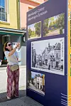 Arlette Bour explique que chaque photo ancienne a été recréée avec le même point de vue.