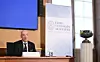 Peter Somfai, membre du comité Nobel de chimie, annonçant les lauréats du prix Nobel de chimie 2026 à l'Académie royale des sciences de Suède, à Stockholm, ce mercredi.