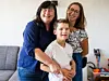 Stéphanie serre dans ses bras son fils Léo pour lequel elle espère une bénédiction papale. Tout comme Sophie pour sa fille Blanche.