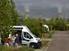 Le paysage du camping s’ouvre sur les autres réacteurs de la centrale nucléaire de Cattenom, dotés chacun d’une puissance de 1 300 mégawatts.
