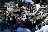 Des personnes interviennent sur un bâtiment effondré après un séisme à Cali, en Colombie.
