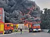 Un entrepôt a été détruit par les flammes.