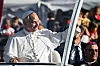 Arrivé samedi soir à Lourdes, le pape américain est de nouveau allé au contact des fidèles (Photo d'