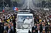 Le pape Léon XIV a été salué par des centaines de milliers de fidèles lors de sa descente des Champs-Élysées en papamobile.