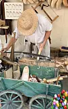 Le sabotier travaille uniquement avec des outils anciens.