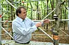 Richard Keim, chercheur en hydrologie, nous a montré les capteurs accrochés directement aux arbres visant à suivre leurs variations au fil de la journée.