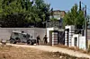 Des soldats israéliens montent la garde devant une maison palestinienne dans le village de Qusra, au sud de Naplouse, en Cisjordanie occupée.