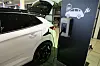 La réduction de l'impôt pour les hybrides fait notamment polémique à cause de leurs émissions réelles de CO2.