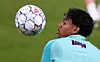 Yamal regarde en direction du ballon... d'Or.