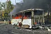 Cette photo publiée par le parquet de la région de Donetsk montre l’un des deux bus de passagers touchés par des projectiles à Kramatorsk, près de la ligne de front, dans l’est de l’Ukraine.