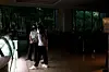 Des personnes se trouvent à l'intérieur d'un café après l'extinction des lumières lors d'un exercice d'alerte aérienne à Taipei.