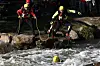 Un homme à l’eau, l’une des mises en situation de la journée. Une victime est prise dans les courants tandis que les sauveteurs aquatiques tentent de la repêcher.