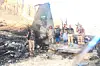 Des combattants posent au milieu de ce que l’armée houthie présente comme les débris d’un avion de chasse saoudien F-15.