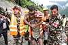 Ces deux ouvriers sont les premiers à être extraits vivants du tunnel du chantier du barrage de Trishuli-3.