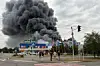 Les équipes de secours ukrainiennes s'efforçant d'éteindre un incendie dans un centre commercial endommagé à la suite d'une frappe aérienne à Zaporijia, ce vendredi.