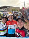 Marie Schreiber, tout sourire, en compagnie de ses deux dauphines du jour.