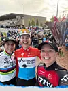 Marie Schreiber, tout sourire, en compagnie de ses deux dauphines du jour.