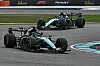 George Russell (devant) jouera l'une de ses dernières cartes pour espérer réduire l'écart sur son coéquipier Kimi Antonelli (derrière), ce week-end à Singapour.