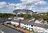 Dominant le quartier de toute sa majesté, le stade au cœur de la vie locale.