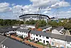 Dominant le quartier de toute sa majesté, le stade au cœur de la vie locale.