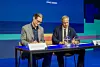 (De g. à d.) Julien Lamamy et Daniel Neuenschwander, représentants d'ispace Europe et de l'ESA, ont signé l'accord de mission à Copenhague.