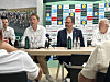 Andy Schleck, ici aux côtés de son bras droit Benoît Theisen (à g.) et de Dabid Brito Morén et Ed Buchette (à d.), retrouve avec plaisir ses responsabilités de patron du Tour de Luxembourg.