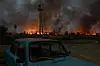 Des flammes et de la fumée s'élevant d'un entrepôt détruit lors des frappes massives menées par la Russie à l'aide de missiles balistiques et de drones dans la banlieue de Kiev, tôt ce matin.
