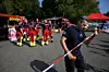 Le brasier se trouve dans une zone boisée particulièrement accidentée, ce qui empêche les pompiers de se rendre au plus près des flammes.