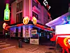 La ville est connue pour ses soirées festives.