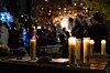 À la tombée de la nuit, des dizaines de personnes, dont des enfants, se sont rassemblées pour une veillée de recueillement.