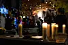À la tombée de la nuit, des dizaines de personnes, dont des enfants, se sont rassemblées pour une veillée de recueillement.