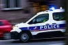 Un des fonctionnaires de police s’est servi de son arme de service pour viser le pneu de la voiture. (Photo d'
