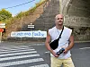 Romain, un artiste briotin, a commencé à écrire des phrases sur les murs de la Lorraine Nord pour apporter un peu de réconfort à ceux qui en ont besoin.