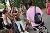 Une bonne dizaine de parents se sont réunis pour parler de cette suppression devant l’école du Jura.