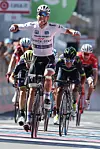 Le 21 mai 2017, il remporte l’étape de Bergame sur le Giro.