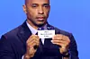L'ancien footballeur français Thierry Henry avec le bout de papier portant le nom du Paris Saint-Germain.