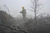 Les pompiers ont travaillé dès la nuit de lundi à mardi à faire la jonction entre les fronts est et nord du sinistre.
