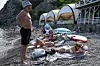 Des touristes prennent le soleil sur une plage de Simeïz, en Crimée. Malgré la guerre, la péninsule demeure une destination estivale prisée.