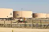 Cette photo montre une vue d'ensemble de réservoirs de carburant dans un dépôt situé près de l'aéroport international du roi Khaled, à Riyad.