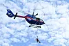 Au-dessus de la Sûre, un hélicoptère de Luxembourg Air Rescue a réalisé des démonstrations d’hélitreuillage.