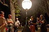 C’est sous les lumières que Claire Matz (à droite) a interprété, en langage des signes, les paroles des médiateurs.