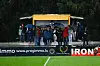 Il arrive qu'il y ait assez de place sous un camion-bar pour abriter tous les supporters d'un match...