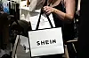 La mode éphémère est un désastre pour l'écologie en raison de sa production, de son acheminement et de son recyclage presque impossible.