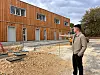 Le maire, Mathias Miranda, devant une partie des 27 logements sociaux qui vont être livrés en janvier 2027 par le bailleur Vilogia à Rédange.