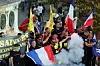 A Paris, les pompiers, mis à rude épreuve cet été lors d'incendies historiques, ont défilé pour demander «Des moyens, pas des miracles», selon leur banderole intersyndicale.